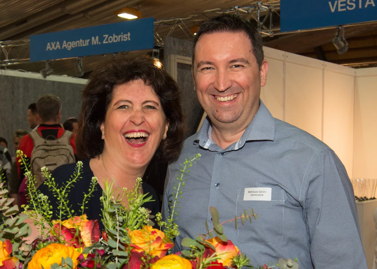 Cornelia Schwarz und Ratskollege Sandro Bertoluzzo posieren an der Dübi-Mäss 2022 für den Fotografen. 